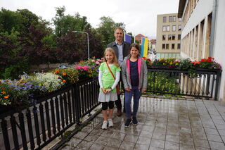 Zwei Kinder mit dem Oberbürgermeister Peter Kleine