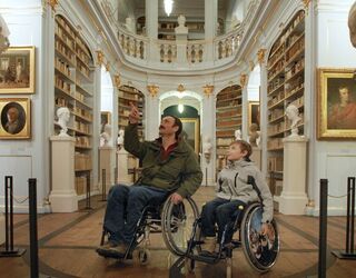 Besucher im Rollstuhl in der Anna Amalia Bibliothek