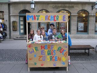 Kinder an einem selbst gebaltelten Infostand. 