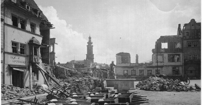 Trümmerkarren-Markt-1945.jpg