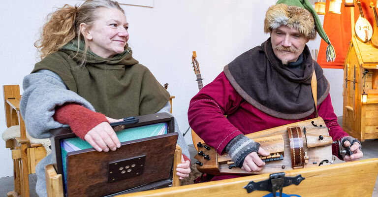 <strong>Leisetöner – zarte Klänge auf dem Teichplatz</strong><br>Fr 13:45/16:45/19:45<br>Sa 10:00/12:15/16:45/19:45<br>So 11:30/13:45