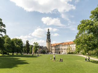 Stadtschloss Weimar Das Stadtschloss Weimar vom Park aus mit Wiese und Schlossturm.
