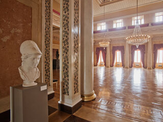 Stadtschloss Die Kombination aus klassischer Skulptur und luxuriösem Interieur schafft eine beeindruckende Kulisse in diesem großen Saal.