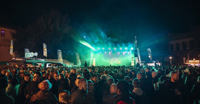 Der 371. Zwiebelmarkt hat am Freitag in Weimar eröffnet. Am Abend feierten die Top DJs aus dem Programm von Radio Top 40 eine riesen Party auf dem Goetheplatz.