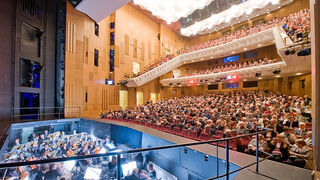 Großes Haus, Deutsches Nationaltheater Weimar Ein voll besetzter Konzertsaal mit einem Orchester im Deutschen Nationaltheater Weimar, das auf die Zuschauer spielt, die gespannt zuhören.