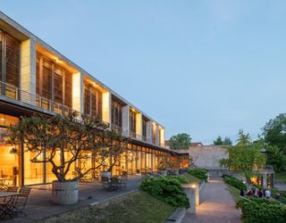 Der einladende Außenbereich der Weimarhalle mit Tischen und Stühlen, ideal für gesellige Zusammenkünfte in der Dämmerung.