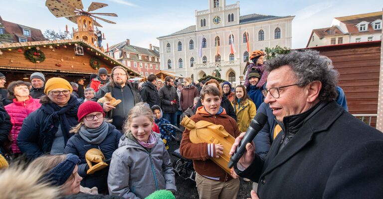Feierlicher Einzug der Weimar Krippe auf dem Weihnachtsmarkt.