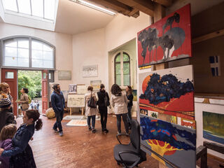 Innenansicht Atelier mit Besucherinnen und Besuchern