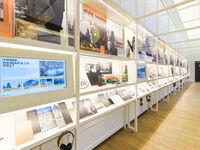 Die Ausstellung zeigt eine Vielzahl von Exponaten, darunter Fotos, Texte und audiovisuelle Stationen zur Weimarer Geschichte.
