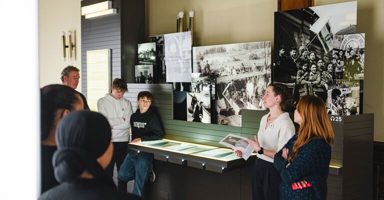 Ausstellungsgespäch.jpg 18.12.2024 / Weimar / Museum Zwangsarbeit im Nationalsozialismus / Workshops und Führungen im Museum / Foto: Henry Sowinski