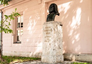 Die von Bruno Exermann gestaltete Bach-Büste auf einem Postament aus Muschelkalk mit sinnreicher Inschrift in einer Nische des Roten Schlosses