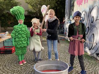 Vier Kinder mit gebastelten Angeln vor einer Zinnwanne. 