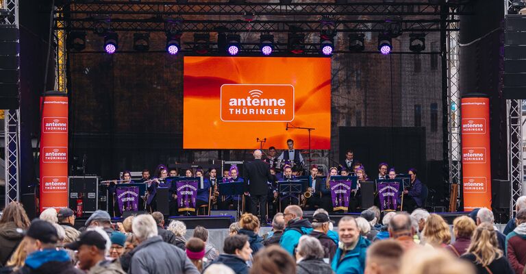 Zwiebelmarkt Weimar 2025 - Sonntag Blasmusik und gute Stimmung zum 372. Weimarer Zwiebelmarkt. Mit dem Weimarer Schauorchester und dem Kaosclown konnte das buntgemischte Publikum überzeugt werden.