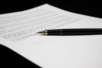 Blatt Papier mit Stift und Notizen