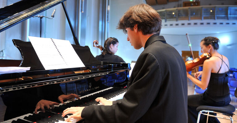 Kammermusikensemble_4_Foto_Maik_Schuck.jpg 5. Internationaler Joseph Joachim Kammermusikwettbewerb:
Aufnahme : Maik Schuck, Lisztstraße 5, 99423 Weimar
Fu.Tel.: 0172 36 31 274 Tel.:0 36 43 77 82 57
Fax.: 0 36 43 77 82 58 foto@maikschuck.de
Veröffentlichungen und Reproduktionen
honorarpflichtig zzgl. 7 % MwSt
Finanzamt: Jena
Steuer-Nr.: 16227207470
USt-IdNr.: DE15024816
Postbank Frankfurt am Main
BLZ: 500 100 60 Kto.-Nr. 5805 10-608
IBAN DE40 5001 0060 0580 5106 08
BIC PBNKDEFF
Ich bitte um ein Belegexemplar.
www.maikschuck.de