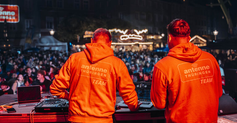 Zum 372. Weimarer Zwiebelmarkt holte Antenne Thüringen Joris auf den Goetheplatz. Tausende Besucher drängelten sich auf den Platz vor der Bühne um mit Joris "Herz über Kopf" zu singen. Den Abschluss machte "SAMU", die Partykanone vom Ballermann.