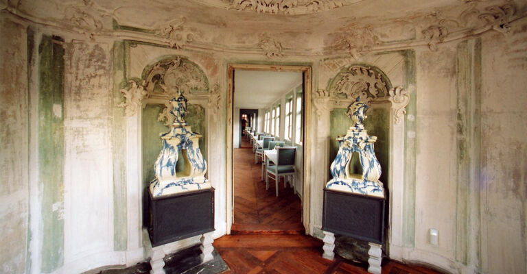 Pavillon innen Blick Gang.jpg