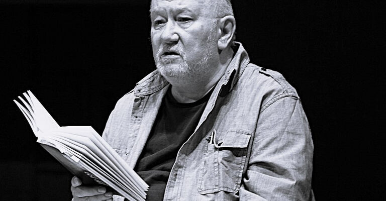 Zwei Zeitzeugen, die deutsche Schauspielgeschichte geschrieben haben: B.K. Tragelehn, geb. 1936 in Dresden, war der letzte Meisterschüler Bertolt Brechts. Seine Uraufführung der "Umsiedlerin" von Heiner Müller war 1961 so gut, daß er dafür zwei Jahre zur Bewährung in die Braunkohle geschickt wurde. Er hat wie kein anderer Shakespeare und Müller in Ost und West inszeniert und ist mit 90 eine lebende Theater-Legende.<br>Und Thomas Thieme, geb. 1948 in Weimar, zählt zu den bedeutendsten deutschen Theater- und Filmschauspielern. B.K. Tragelehn war in den 1970ern Thiemes Dozent an der Berliner Schauspielschule. Jahrzehnte später inszenierten beide gleichzeitig am Schauspielhaus Bochum.<br>*<br>Bernhard K. Tragelehn war von 1955 bis 1958 Meisterschüler an der Akademie der Künste in Ostberlin bei Bertolt Brecht und Erich Engel, danach war er freischaffend als Schriftsteller und Regisseur tätig. Im September 1961 löste die Inszenierung der Uraufführung von Heiner Müllers Stück "Die Umsiedlerin oder Das Leben auf dem Lande" einen kulturpolitischen Skandal aus. Stück und Aufführung wurden für konterrevolutionär erklärt, Tragelehn wurde aus der SED ausgeschlossen, vom Senftenberger Theater entlassen und zur Bewährung in der Produktion in die Braunkohle in der Niederlausitz geschickt. Erst nach Fürsprache von Paul Dessau durfte er ab 1964 wieder als Regisseur arbeiten. Von 1967 bis 1969 unterrichtete Tragelehn an der Deutschen Hochschule der Filmkunst in Babelsberg. Die Intendantin Ruth Berghaus holte ihn 1972 an das Berliner Ensemble. Der Dramaturg Friedrich Dieckmann empfahl Tragelehn den Bühnenbildner Einar Schleef, woraus eine fruchtbaren Zusammenarbeit entstand. 1972 inszenierte Tragelehn gemeinsam mit Schleef Erwin Strittmatters Komödie "Katzgraben", 1974 folgte Frank Wedekinds "Frühlings Erwachen". Die Aufführung war in der deutschen Theatergeschichte sehr wichtig, weil sich „das fragende, neue Lebensgefühl einer nachgewachsenen Brecht-Generation artikulierte“. Tragelehn strebte eine ästhetische Neuorientierung der Brecht-Bühne an, die in Gefahr war, museal zu erstarren. Entschieden realisierte er dieses Ansatz 1975 in der Inszenierung von Strindbergs "Fräulein Julie". Bereits während der Probenzeit deutete sich das kulturpolitische Konfliktpotential an, nur durch persönliche Fürsprache von Paul Dessau konnte die Premiere stattfinden. Es war, so der Theaterkritiker Christoph Müller, „das Verrückteste, was im Berliner Ensemble je über die Bühne ging.“ Vor allem der Schluss der Aufführung sorgte für politische Aufregung: die Hauptdarstellerin Jutta Hoffmann stieg, gestützt von den Zuschauern, über die Parkettreihen hinweg in Richtung Ausgang. „Dieses Flucht-Bild war existenziell, unübersehbar und bedrängend“, schrieb der Theaterkritiker Henryk Goldberg rückblickend. Die Aufführung wurde nach nur zehn ausverkauften Vorstellungen abgesetzt. Ein <em>Macbeth</em>-Projekt, das Tragelehn mit Schleef in Angriff nehmen wollte, kam nicht mehr zustande. Die Zusammenarbeit der beiden endete, als Schleff 1976 vom Burgtheater Wien nicht in die DDR zurückkehrte. Im November 1976 gehörte B.K. Tragelehn zu den Unterzeichnern der Petition gegen die Ausbürgerung Wolf Biermanns. Seit 1979 arbeitete er im Westen, zunächst am Schauspiel Frankfurt/ M. Er widmete er sich vor allem der Durchsetzung der Stücke von Heiner Müller auf westdeutschen Bühnen. 1985 holte der Intendant des Staatsschauspiels Dresden, Gerhard Wolfram, Tragelehn in dessen Heimatstadt und ließ ihn "Die Umsiedlerin" zur Wiederaufführung bringen. Dies war die erste Inszenierung Tragelehns nach zehn Jahren in der DDR. 1987 wurde B.K. Tragelehn Schauspieldirektor in Düsseldorf, wo er eine seiner legendärsten Inszenierungen von "Maß für Maß" aufführte. Seit Oktober 1989 lebt Tragelehn wieder in Berlin. Bis 1998 war er der letzte Präsident des ostdeutschen PEN und ist Mitglied des PEN-Zentrums Deutschland. Er ist Vorsitzender der Internationalen Heiner Müller Gesellschaft.&nbsp;&nbsp;