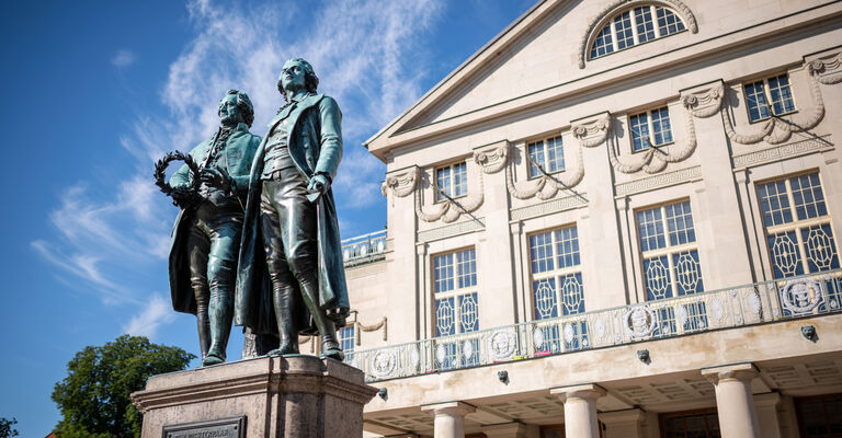 Goethe-_und_Schiller-Denkmal_Foto_Thomas_Müller__weimar_GmbH (002).jpg 06.08.2020 Weimar: Deutsches Nationaltheater mit Goethe Schiller Denkmal / weimar GmbH / Foto: Thomas Müller