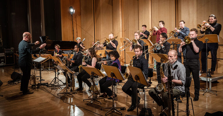 Jazzorchester_Foto_Thomas_Müller.jpg 09.05.2022 Weimar: Abschlusskonzert des HfM Jazz Orchesters unter der Leitung von Jörn Marcussen-Wulff, nach der viertägigen Arbeitsphase mit dem Jazz Trompeter Frederik Köster an der Hochschule für Musik Franz Liszt HfM. Foto: Thomas Müller