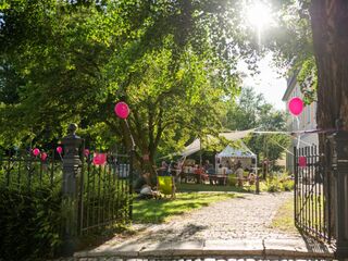 Ein sonniger Garten mit bunten Luftballons, in dem Menschen an einem Tisch sitzen und ein Konzert der Weimarer Meisterkurse genießen.