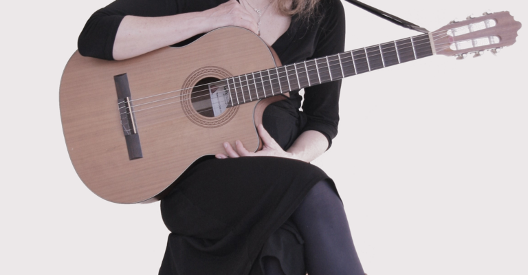 01.08.Linda_Trillhaase_Gitarre.png