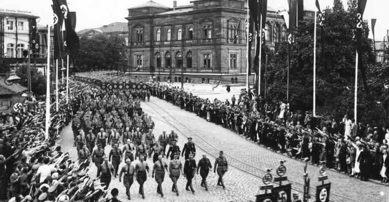 03.07.1926 Reichsparteitag am Viadukt in Weimar ©Fotoatelier Louis Held Inhaber E. Renno.jpg