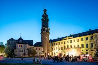 Eine Veranstaltung während einer lauen Sommernacht vor der traumhaften Kulisse des illuminierten Stadtschlosses Weimar und seiner Bastille.