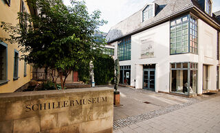 Schiller-Museum Das Schiller-Museum ist von modernen Gebäuden und üppigem Grün umgeben, was eine einladende Atmosphäre schafft.