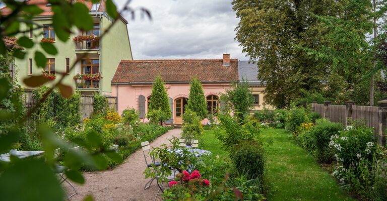 Biedermeiergarten mit Blick zum Pavillon.jpg