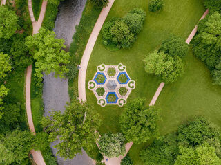 Park Tiefurt, Musentempel, Luftbild Ein FLuss im Park mit Beeten aus der Luft