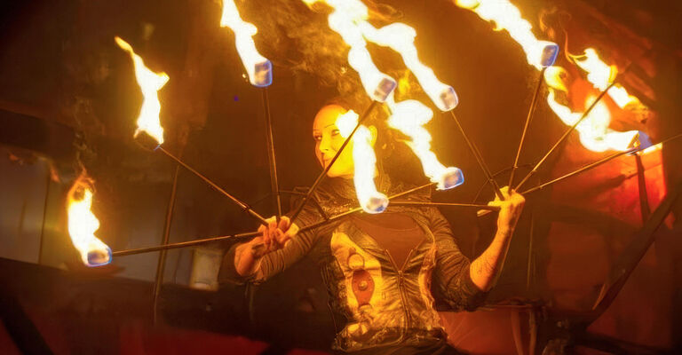 <strong>Auftritte von Braxas A – Shows auf Herder- &amp; Teichplatz</strong><br>Fr 19:45/20:30/22:30<br>Sa 18:15/22:00<br>So 17:30&nbsp;