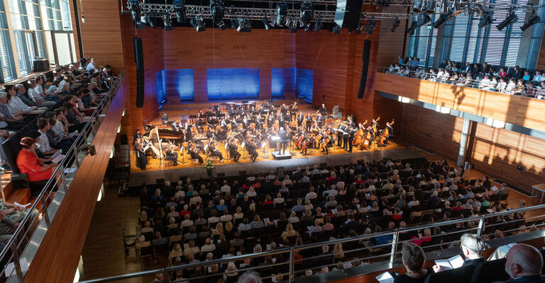 Hochschule für Musik FRANZ LISZT Weimar
Weimarhalle
Festkonzert I zum 150. Geburtstag
Sinfoniekonzert mit Kammerchor und Hochschulorchester
Foto: Maik Schuck / Weimar