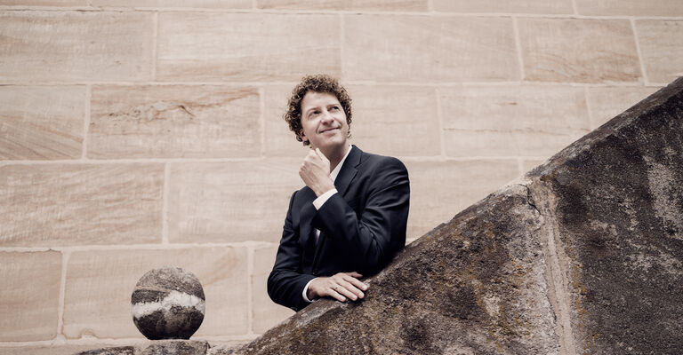 Halubek5_c_MarcoBorggreve.jpg Jörg Halubek Dirigent
Photo: Marco Borggreve