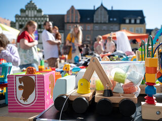 Holzspielzeug auf einem Verkaufsstand auf dem Marktplatz anlässlich des Familientages