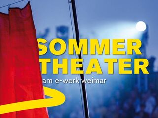 Ein rotes Theatervorhang schwingt sanft im Wind, während die Bühne im Hintergrund von blauen Lichtern beleuchtet wird.