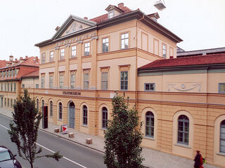 Stadtmuseum im Bertuchhaus Die Architektur des Stadtmuseums beeindruckt mit symmetrischen Fenstern und einem geschmückten Giebel, umgeben von grünen Pflanzen.