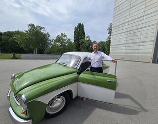 Vintage Auto und lächelnder Fahrer vor dem Bauhaus-Museum Weimar Ostkultour
